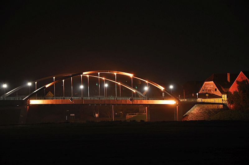 Auch Beverungen setzt ein Zeichen: Die Weserbrücke war  im vergangenen Jahr in der Kampagnenfarbe beleuchtet