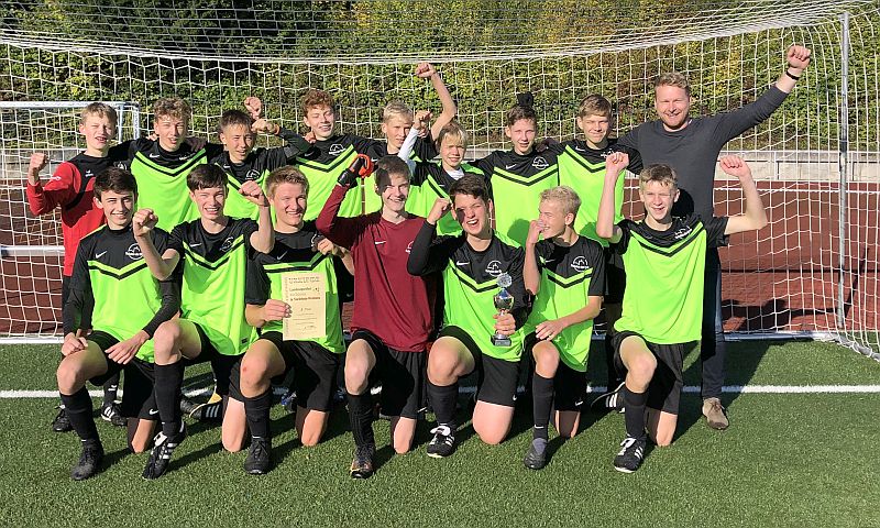 WK II Jungen Sieger Gymnasium Brede Brakel: Mit 3:2-Toren behielt das Team des Gymnasiums Brede Brakel die Oberhand und holte den Kreismeistertitel in der Wettkampfklasse II in die Nethestadt mit (h.v.l.) Henning Thielemeyer, Felix Menke, Christian Siepler, Moritz Langer, Titus Meyer, Johann Winkler, Paul Gockeln, Aaron Scheid und Lehrer Boris Hartmann sowie (v.v.l.) Linus Kleinrink, Max Grewe, Marek Brinkmann, Ben Rasche, Stian Fechner, Elias Albrecht und Maximilian Helpenstein.