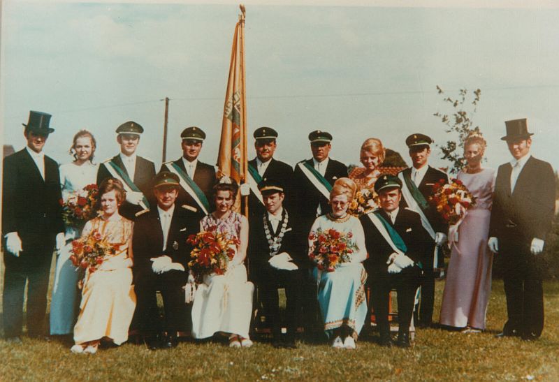 Dieses Vereinsfoto entstand vor fünf Jahrzehnten. 1971 waren Josef Potthast und Monika Engelmann (heute Kaminski) das umjubelte Königspaar in Bergheim.