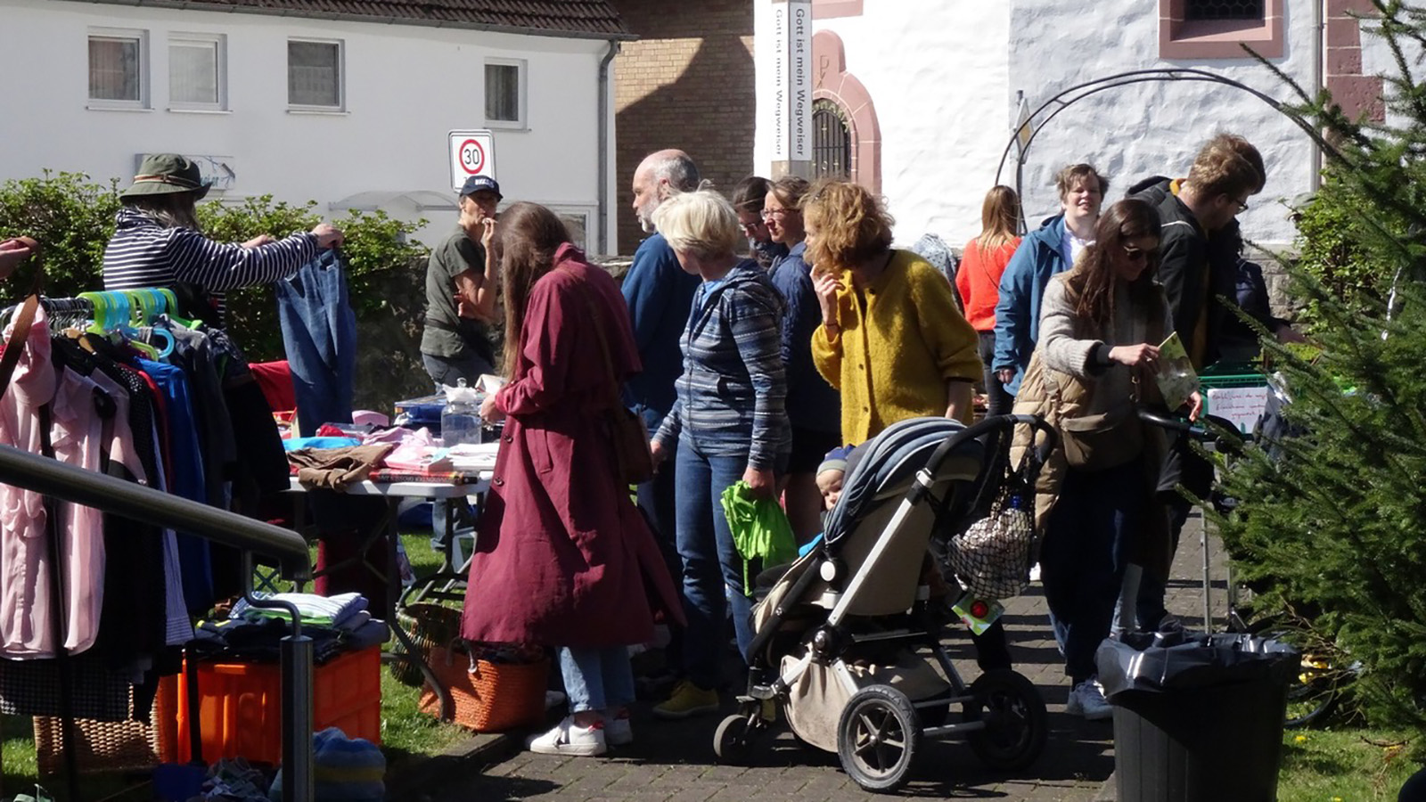 Fünfter Dorf-Flohmarkt in Hembsen: Anmeldung startet Ende März, zahlreiche Stände geplant