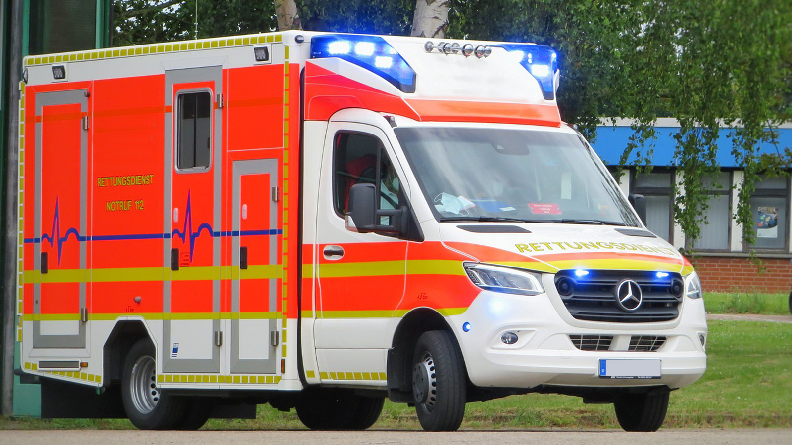 Schwerer Zusammenstoß bei Steinheim-Vinsebeck: Rettungswagen bringt Pkw-Fahrer in Klinik